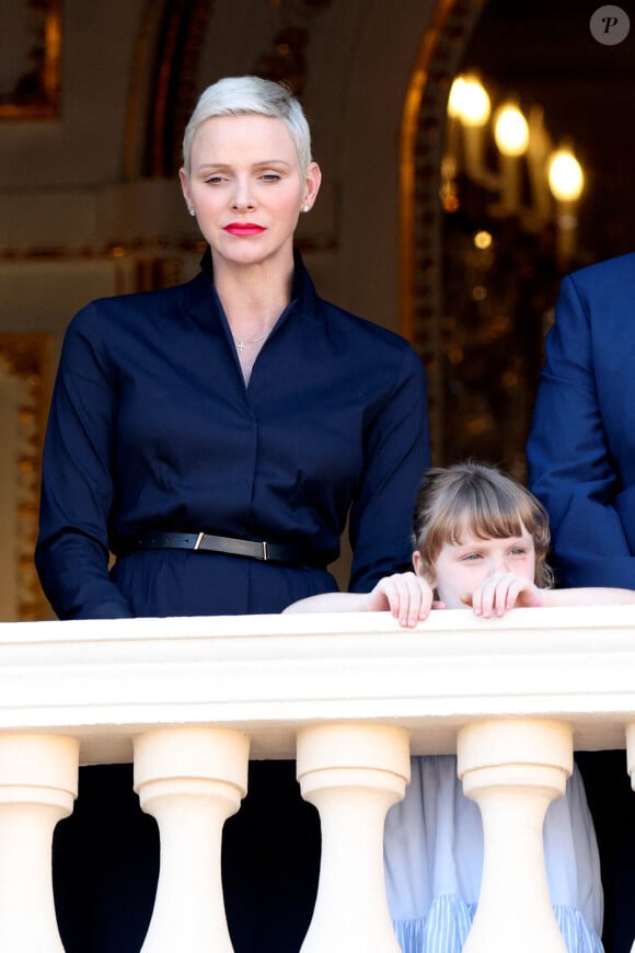 Elle célèbre la présence réelle de Jésus-Christ sous les apparences du pain et du vin, devenus son corps et son sang
La princesse Charlene de Monaco et sa fille la princesse Gabriella durant la procession de la Fête Dieu sur la place du Palais, le 16 juin 2022. © Claudia Albuquerque / Bestimage 