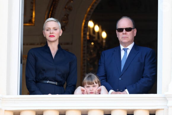 La princesse Charlene, le prince Albert II de Monaco et leur fille la princesse Gabriella durant la procession de la Fête Dieu sur la place du Palais, le 16 juin 2022.© Claudia Albuquerque / Bestimage 