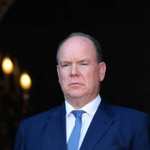 Elle se tient chaque année le jeudi qui suit la Trinité, soixante jours après Pâques
Le prince Albert II de Monaco et sa fille la princesse Gabriella durant la procession de la Fête Dieu sur la place du Palais. © Claudia Albuquerque / Bestimage 