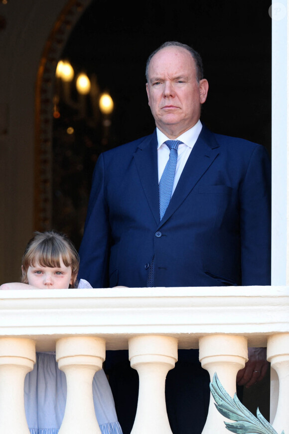 Elle se tient chaque année le jeudi qui suit la Trinité, soixante jours après Pâques
Le prince Albert II de Monaco et sa fille la princesse Gabriella durant la procession de la Fête Dieu sur la place du Palais. © Claudia Albuquerque / Bestimage 