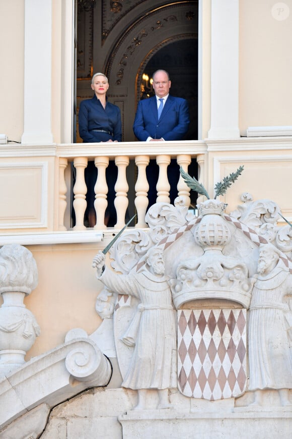 Le prince Albert II de Monaco et sa femme la princesse Charlene durant la procession de la Fête Dieu sur la place du Palais, le 16 juin 2022. © Bruno Bebert / Bestimage