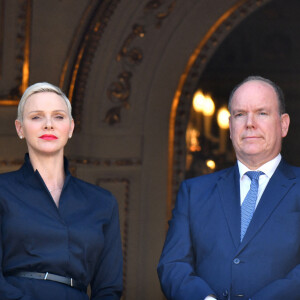 Le prince Albert II de Monaco et la princesse Charlene sont apparus sur le balcon du Palais pour un événement important
Le prince Albert II de Monaco et sa femme la princesse Charlene durant la procession de la Fête Dieu sur la place du Palais © Bruno Bebert / Bestimage