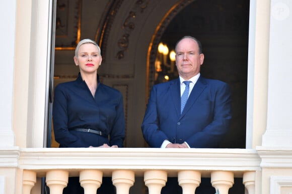 Le prince Albert II de Monaco et la princesse Charlene sont apparus sur le balcon du Palais pour un événement important
Le prince Albert II de Monaco et sa femme la princesse Charlene durant la procession de la Fête Dieu sur la place du Palais © Bruno Bebert / Bestimage