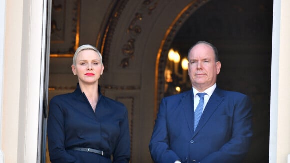 Albert et Charlene de Monaco : Leur fille Gabriella au balcon, concentrée avec une coiffure très travaillée, aux côtés de son jumeau Jacques