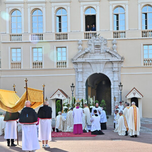 Le prince Albert II de Monaco, sa femme, la princesse Charlene et leur fille, la princesse Gabriella durant la procession de la Fête Dieu sur la place du Palais, le 16 juin 2022.© Bruno Bebert / Bestimage 