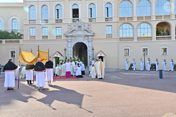 Le prince Albert II de Monaco, sa femme, la princesse Charlene et leur fille, la princesse Gabriella durant la procession de la Fête Dieu sur la place du Palais, le 16 juin 2022.© Bruno Bebert / Bestimage 