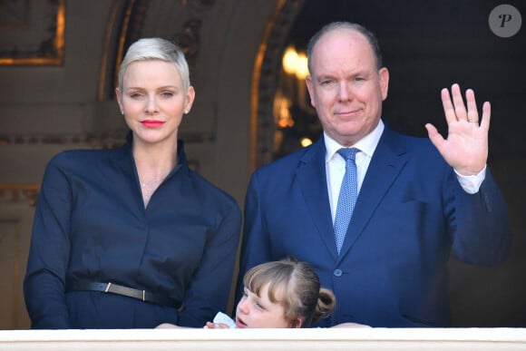 Le prince Albert II de Monaco, sa femme, la princesse Charlene et leur fille, la princesse Gabriella durant la procession de la Fête Dieu sur la place du Palais, le 16 juin 2022. © Bruno Bebert / Bestimage 