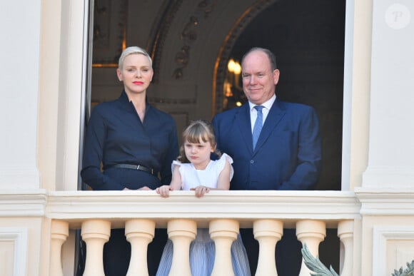 Cette année, le jeune Gabriella s'est faite remarquer au balcon du Palais princier
Le prince Albert II de Monaco, sa femme, la princesse Charlene et leur fille, la princesse Gabriella durant la procession de la Fête Dieu sur la place du Palais, le 16 juin 2022. © Bruno Bebert / Bestimage