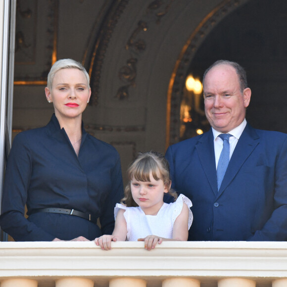 Cette année, le jeune Gabriella s'est faite remarquer au balcon du Palais princier
Le prince Albert II de Monaco, sa femme, la princesse Charlene et leur fille, la princesse Gabriella durant la procession de la Fête Dieu sur la place du Palais, le 16 juin 2022. © Bruno Bebert / Bestimage