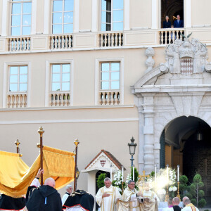 Le prince Albert II de Monaco, sa femme, la princesse Charlene et leur fille, la princesse Gabriella durant la procession de la Fête Dieu sur la place du Palais, le 16 juin 2022. © Bruno Bebert / Bestimage 