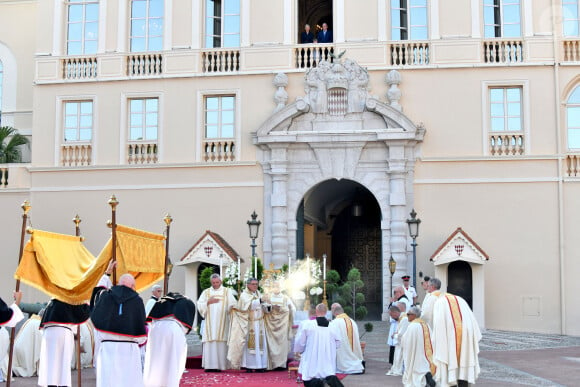 Le prince Albert II de Monaco, sa femme, la princesse Charlene et leur fille, la princesse Gabriella durant la procession de la Fête Dieu sur la place du Palais, le 16 juin 2022. © Bruno Bebert / Bestimage 