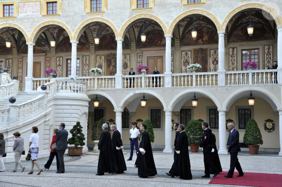 La princesse Charlène de Monaco assiste à la célébration de la Fête Dieu dans la cour du Palais Princier de Monaco accompagnée par le Chambellan du Prince le Lieutenant Colonel Soler le 4 juin 2015.