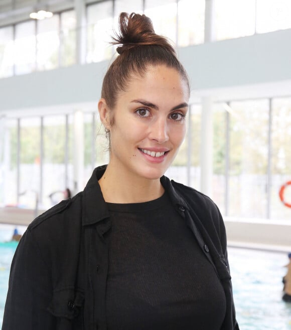 Elodie Clouvel (Pentathlon moderne) lors de l'opération solidaire "Comme un poisson dans l'eau" à la piscine Yvonne Godard. Paris, le 26 octobre 2021.