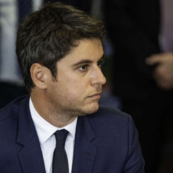 Le Premier ministre Gabriel Attal s'est rendu dans le Pas-de-Calais suite aux intempéries exceptionnelles qui ont touche la région et a échangé avec des sinistres, en France, le 17 mai 2024. © Gabrielle Cezard/Pool/Bestimage 