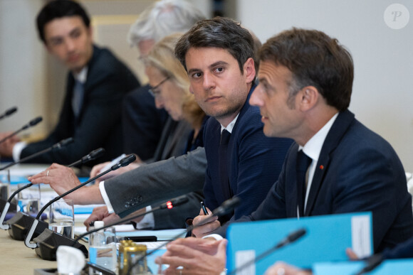 Gabriel Attal, Premier ministre - Le président français Emmanuel Macron préside une réunion avec des élus de l'île de Mayotte (Océan Indien) à l'Elysée, le 17 mai 2024 à Paris. © Raphaël Lafargue / Pool / Bestimage 