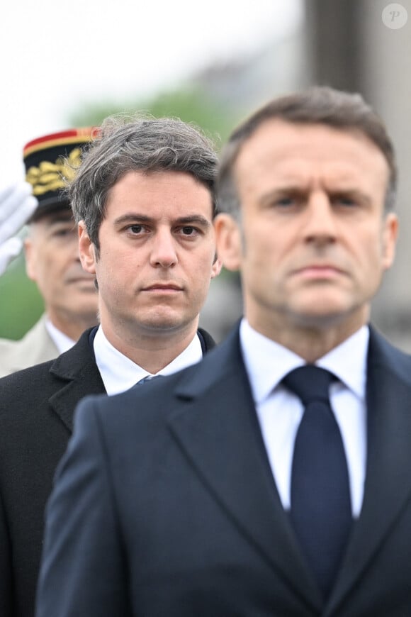 Gabriel Attal, premier ministre avec Emmanuel Macron, président de la République - Le président Emmanuel Macron lors de la cérémonie de commémoration du 79ème anniversaire de la Victoire du 8 mai 1945, devant l'Arc de Triomphe à Paris le 8 mai 2024. © Eric Tschaen / Pool / Bestimage 