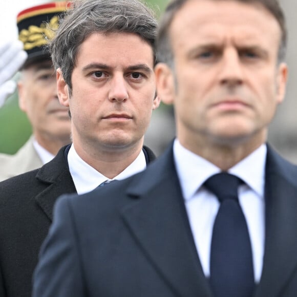 Gabriel Attal, premier ministre avec Emmanuel Macron, président de la République - Le président Emmanuel Macron lors de la cérémonie de commémoration du 79ème anniversaire de la Victoire du 8 mai 1945, devant l'Arc de Triomphe à Paris le 8 mai 2024. © Eric Tschaen / Pool / Bestimage 