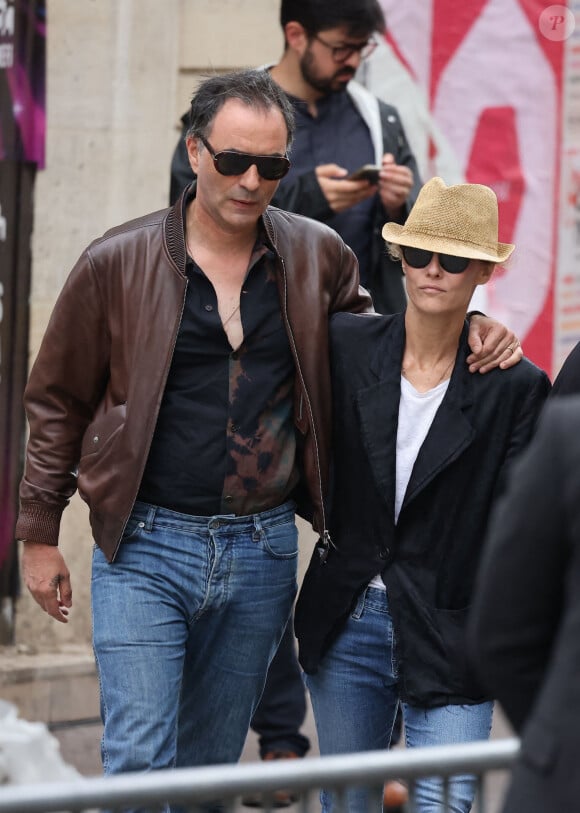 Samuel Benchetrit et sa femme Vanessa Paradis - Arrivées des célébrités aux obsèques de Jane Birkin en l'église Saint-Roch à Paris. Le 24 juillet 2023 © Jacovides-KD Niko / Bestimage 