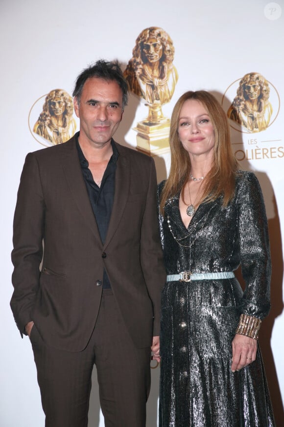 Vanessa Paradis et son mari Samuel Benchetrit (auteur et metteur en scène de la pièce " Maman " dans laquelle Vanessa est nominée) - 33ème " Nuit des Molières " aux Folies Bergère à Paris le 30 Mai 2022. Bertrand Rindoff / Bestimage 