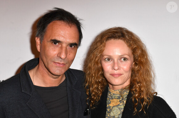 Vanessa Paradis et son mari Samuel Benchetrit lors de l'anniversaire (trois ans) de l'hôtel Les Jardins du Faubourg à Paris le 9 juin 2022. Les Jardins du Faubourg, hôtel 5 du groupe Rouleau Guichard, a fêté son troisième anniversaire lors d'une soirée somptueuse. Autour de Jennifer.Boccara, Directeur Général de l'hôtel, et d'Olivier.Rouleau, propriétaire, de nombreuses personnalités sont venues souffler les 3 bougies Avec 32 chambres et 4 suites, l'hôtel donne sur une cour intérieure végétalisée et possède une magnifique terrasse de plus de 100 m2. Le restaurant des Jardins du Faubourg, "Le Faubourg", propose une cuisine mêlant produits frais, de saison, de grande qualité avec une cuisine généreuse et contemporaine. Cette adresse inédite et pleine d'audace, fait le bonheur de tous les clients. Le bar, "The Confidentiel", écrin chaleureux, élégant et intimiste, aux lumières tamisées le soir venu, propose une collection de cocktails originale et savoureuse. Les Jardins du Faubourg propose également un Spa d'exception de plus de 400 m2 avec une carte de soins unique signée Shiseido, une piscine intérieure aux dimensions exceptionnelles avec hammam et sauna, ainsi qu'une salle de fitness avec du matériel dernière génération, du coaching personnalisé et des cours de yoga. Le spa et son équipe proposent des rituels exceptionnels Shiseido conçus pour faire vivre aux clients une expérience unique. © Veeren / Bestimage 