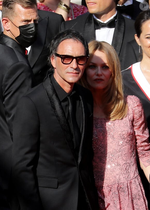 Les amoureux se sont offert une escapade à Venise
Vanessa Paradis, Samuel Benchetrit (réalisateur) - Montée des marches du film " De son vivant " lors du 74ème Festival International du Film de Cannes. Le 10 juillet 2021 © Borde-Jacovides-Moreau / Bestimage 