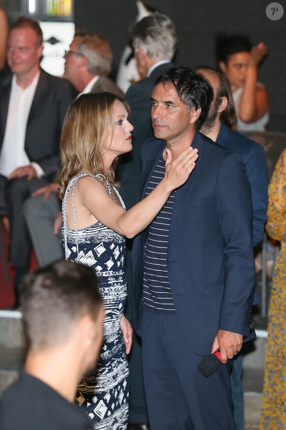 Vanessa Paradis et son compagnon Samuel Benchetrit (costume Dior et chaussures Nike) posent ensemble lors de la première du film "Chien" au 70 ème festival du film de "Locarno" le 7 août 2017 