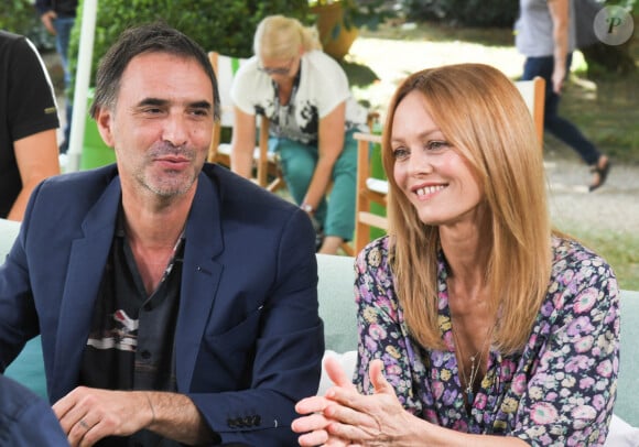 Fort heureusement, à leur descente, le travail est resté à bord et Samuel Benchetrit et Vanessa Paradis ont pu profiter pleinement de leur "Divine Idylle"
Samuel Benchetrit et Vanessa Paradis - Photocall du film "Cette musique ne joue pour personne" lors du 14ème Festival du Film Francophone d'Angoulême. Le 28 août 2021 © Coadic Guirec / Bestimage