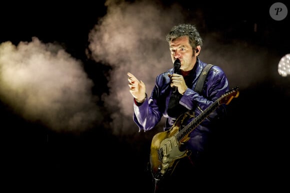 Le chanteur Matthieu Chedid, alias M, fils de L.Chedid, en concert sur la scène du festival du Printemps de Pérouge au château de Saint-exupéry à Saint-Maurice de Rémens le 29/06/23.