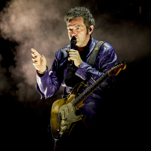 Le chanteur Matthieu Chedid, alias M, fils de L.Chedid, en concert sur la scène du festival du Printemps de Pérouge au château de Saint-exupéry à Saint-Maurice de Rémens le 29/06/23.