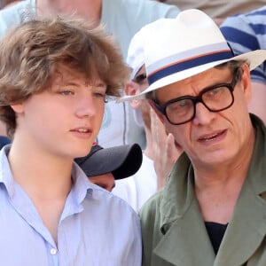 Marc Lavoine et son fils Roman dans les tribunes des Internationaux de France de tennis de Roland Garros 2023 le 6 juin 2023. © Jacovides-Moreau/Bestimage