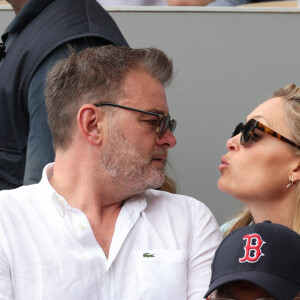 Lilou Fogli, Clovis Cornillac dans les tribunes lors des Internationaux de France Roland Garros 2023 le 11 juin 2023 à Paris, France. Photo par Nasser Berzane/ABACAPRESS.COM