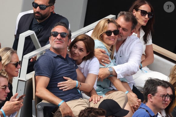 Jean Dujardin, Nathalie Pechalat, Lilou Fogli, Clovis Cornillac dans les tribunes lors des Internationaux de France Roland Garros 2023 le 11 juin 2023 à Paris, France. Photo par Nasser Berzane/ABACAPRESS.COM