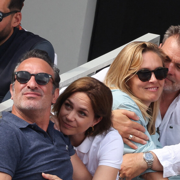 Jean Dujardin, Nathalie Pechalat, Lilou Fogli, Clovis Cornillac dans les tribunes lors des Internationaux de France Roland Garros 2023 le 11 juin 2023 à Paris, France. Photo par Nasser Berzane/ABACAPRESS.COM