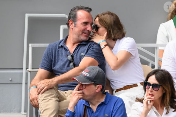 Jean Dujardin, Nathalie Péchalat assistent au match de la finale du simple messieurs entre Novak Djokovic (Serbie) et Casper Ruud (Norvège) lors de la quinzième journée des Internationaux de France 2023 à Roland Garros, le 11 juin 2023 à Paris, France. Photo par Laurent Zabulon/ABACAPRESS.COM