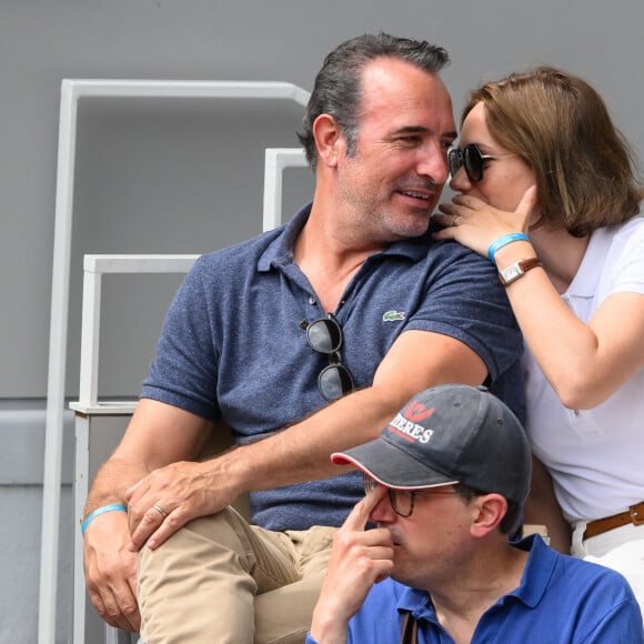 Jean Dujardin, Nathalie Péchalat assistent au match de la finale du simple messieurs entre Novak Djokovic (Serbie) et Casper Ruud (Norvège) lors de la quinzième journée des Internationaux de France 2023 à Roland Garros, le 11 juin 2023 à Paris, France. Photo par Laurent Zabulon/ABACAPRESS.COM