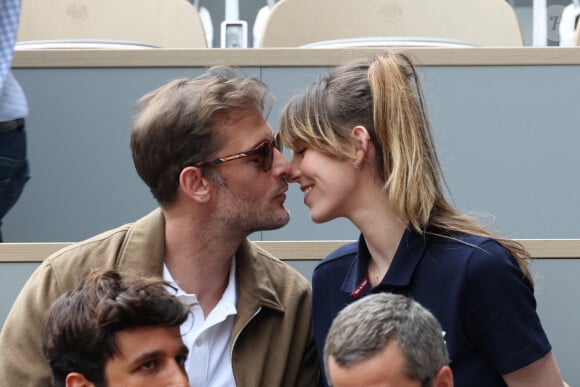 Nicolas Duvauchelle, Chloe Roy dans les tribunes lors de Roland Garros 2022 le 05 juin 2022 à Paris, France. Photo par Nasser Berzane/ABACAPRESS.COM