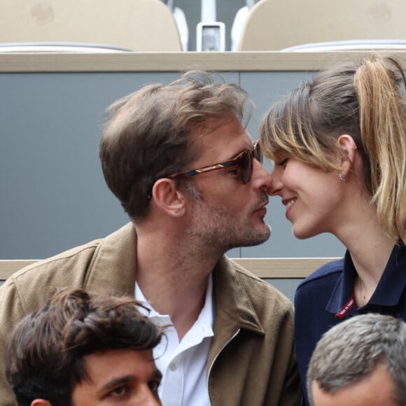 Nicolas Duvauchelle, Chloe Roy dans les tribunes lors de Roland Garros 2022 le 05 juin 2022 à Paris, France. Photo par Nasser Berzane/ABACAPRESS.COM