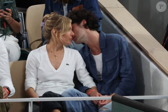 Sienna Miller, Oli Green dans les gradins de Roland Garros 2022 le 03 juin 2022 à Paris, France. Photo par Nasser Berzane/ABACAPRESS.COM