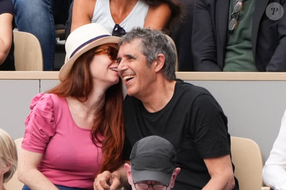 Julien Clerc, Hélène Gremillon dans les tribunes lors de Roland Garros 2022 le 04 juin 2022 à Paris, France. Photo par Nasser Berzane/ABACAPRESS.COM