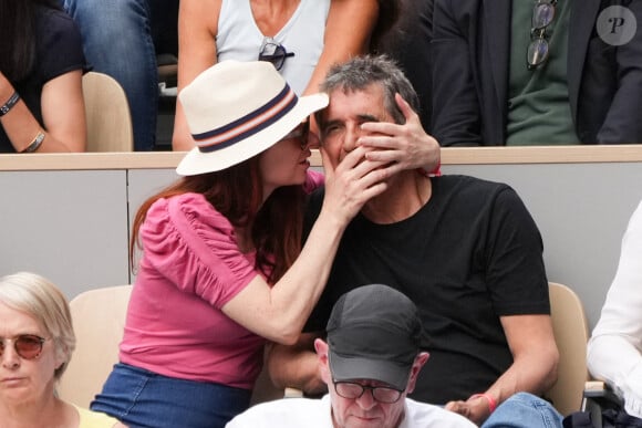 Julien Clerc, Hélène Gremillon dans les tribunes lors de Roland Garros 2022 le 04 juin 2022 à Paris, France. Photo par Nasser Berzane/ABACAPRESS.COM