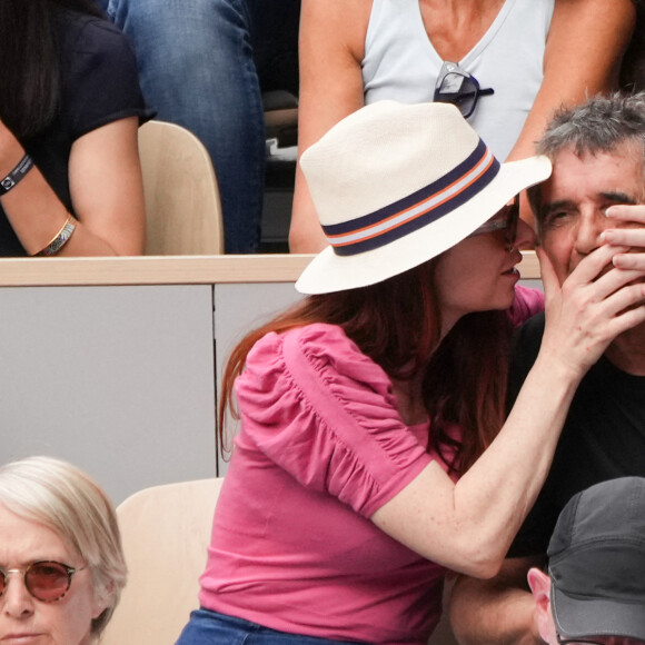 Julien Clerc, Hélène Gremillon dans les tribunes lors de Roland Garros 2022 le 04 juin 2022 à Paris, France. Photo par Nasser Berzane/ABACAPRESS.COM