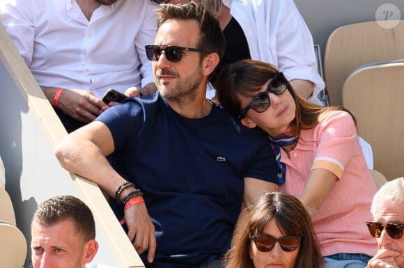 Christophe Michalak et son épouse Delphine McCarty dans les tribunes lors des Internationaux de France de tennis à Roland Garros le 31 mai 2022 à Paris, France. Photo par Laurent Zabulon/ABACAPRESS.COM