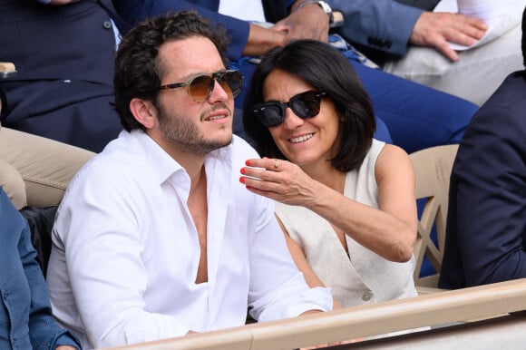 Florence Foresti et Alexandre Kominek dans les tribunes lors des Internationaux de France de tennis à Roland Garros le 29 mai 2022 à Paris, France. Photo par Laurent Zabulon/ABACAPRESS.COM