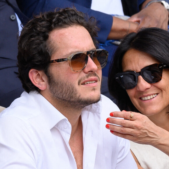 Florence Foresti et Alexandre Kominek dans les tribunes lors des Internationaux de France de tennis à Roland Garros le 29 mai 2022 à Paris, France. Photo par Laurent Zabulon/ABACAPRESS.COM