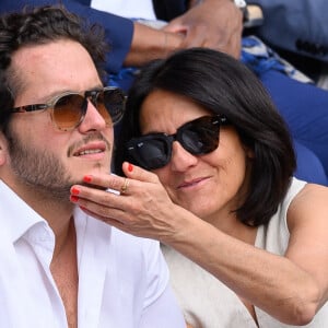 Et que Florence Foresti se la joue tendre avec Alexandre Kominek...
Florence Foresti et Alexandre Kominek dans les tribunes lors des Internationaux de France de tennis à Roland Garros le 29 mai 2022 à Paris, France. Photo par Laurent Zabulon/ABACAPRESS.COM