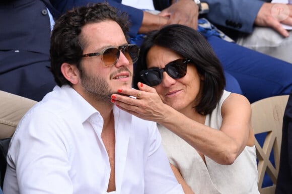 Et que Florence Foresti se la joue tendre avec Alexandre Kominek...
Florence Foresti et Alexandre Kominek dans les tribunes lors des Internationaux de France de tennis à Roland Garros le 29 mai 2022 à Paris, France. Photo par Laurent Zabulon/ABACAPRESS.COM