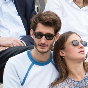 Pierre Niney et Natasha Andrews enceinte dans les tribunes pendant les Internationaux de France de tennis à l'arène Roland-Garros le 09 juin 2019 à Paris, France. Photo by Nasser Berzane/ABACAPRESS.COM