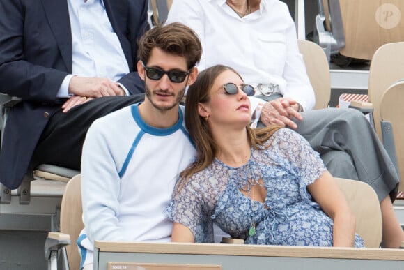 Pierre Niney et Natasha Andrews enceinte dans les tribunes pendant les Internationaux de France de tennis à l'arène Roland-Garros le 09 juin 2019 à Paris, France. Photo by Nasser Berzane/ABACAPRESS.COM