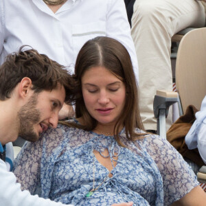 Pierre Niney et Natasha Andrews enceinte dans les tribunes pendant les Internationaux de France de tennis à l'arène Roland-Garros le 09 juin 2019 à Paris, France. Photo by Nasser Berzane/ABACAPRESS.COM