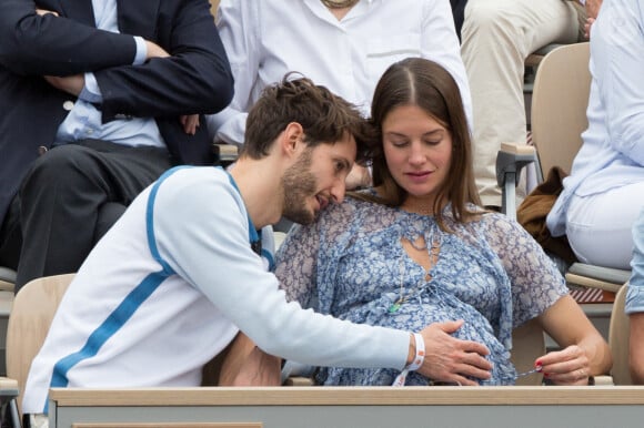 Pierre Niney et Natasha Andrews enceinte dans les tribunes pendant les Internationaux de France de tennis à l'arène Roland-Garros le 09 juin 2019 à Paris, France. Photo by Nasser Berzane/ABACAPRESS.COM